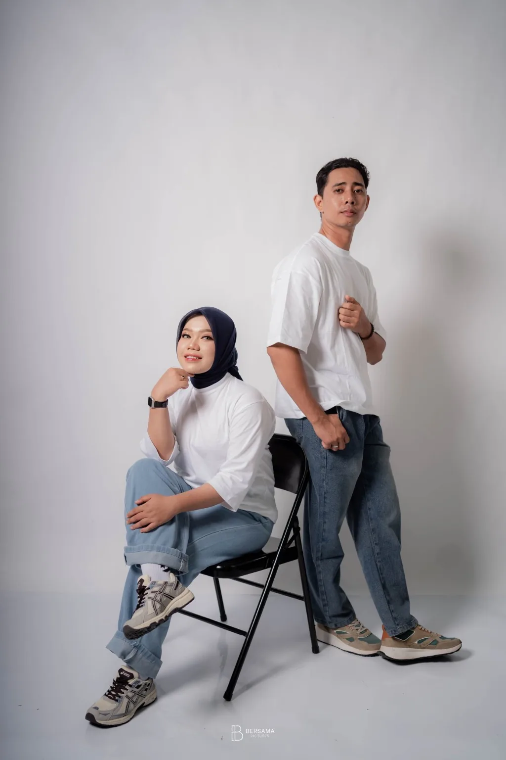 Arif dan Dilla dengan kursi
