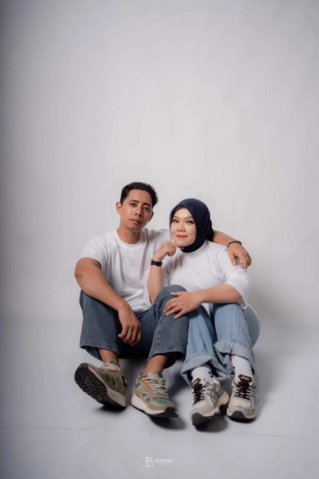 Arif dan Dilla duduk bersama